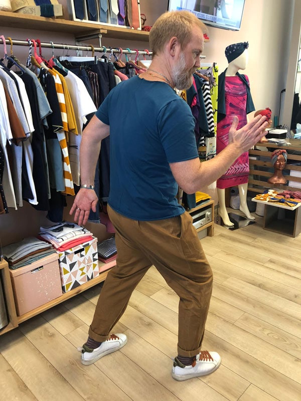 Nuovo outfit uomo: pantaloni con pieghe artigianali + t shirt cotone - immagine 3