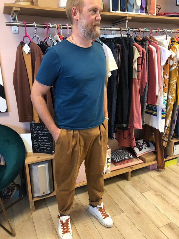 Nuovo outfit uomo: pantaloni con pieghe artigianali + t shirt cotone - immagine 4