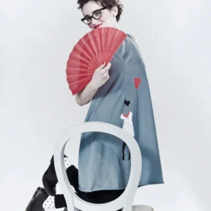 Vestito smanicato e svasato dipinto a mano