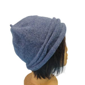 Berretto in lana color blu carta da zucchero, fatto a mano