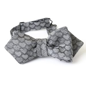 Cravatta a farfalla, grigio perla, cuori grigio chiaro