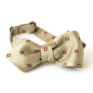 Cravatta a farfalla cammello con quadretti rossi