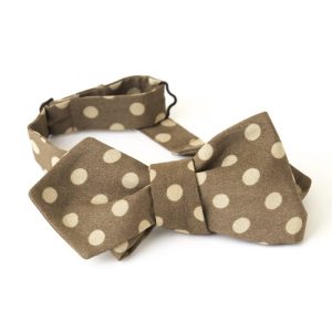 Pois beige su sfondo cammello, un classico per il papillon