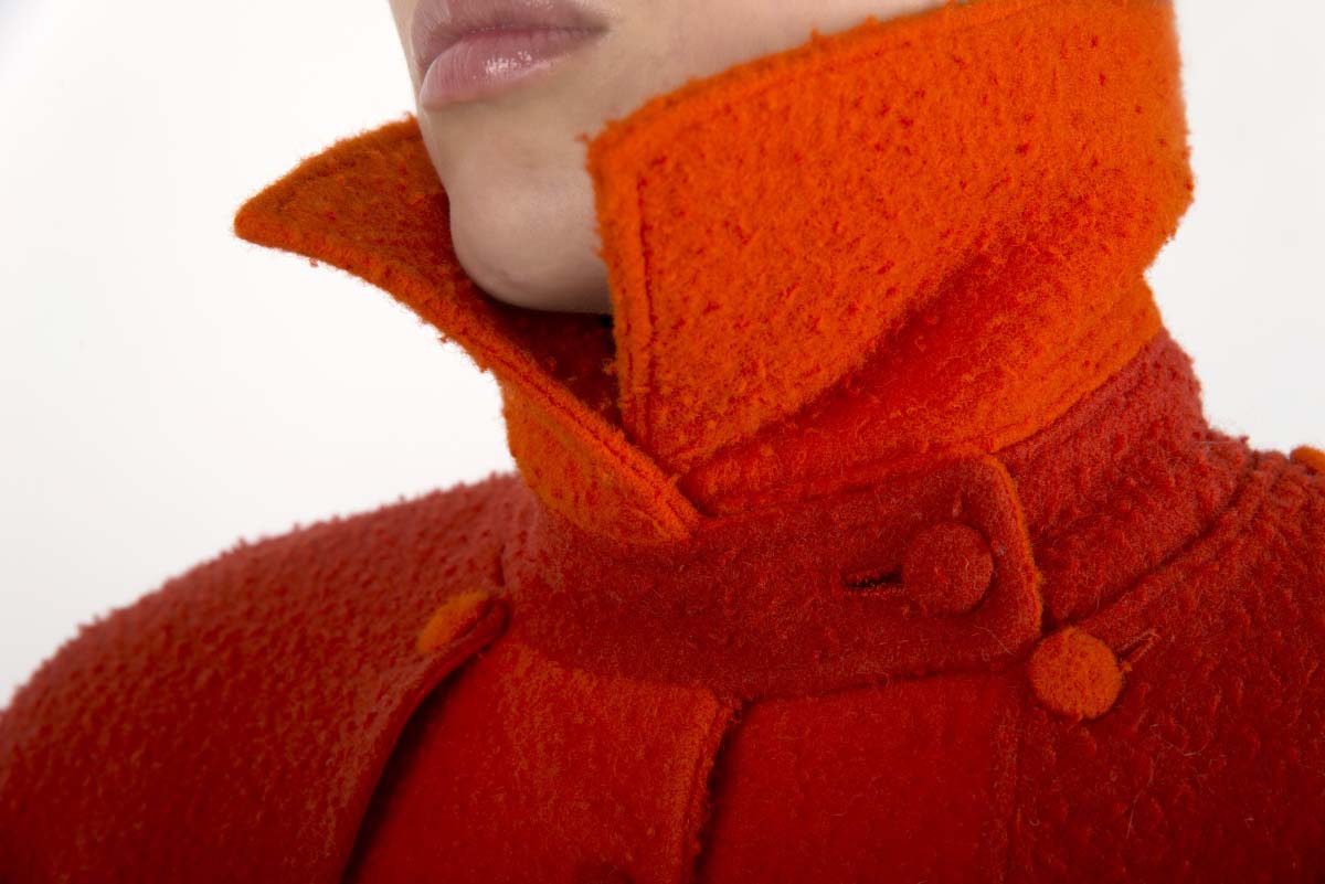 Trench corto da donna in tessuto casentino - immagine 6