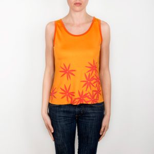 Maglietta arancione con fiori rossi stampati a mano