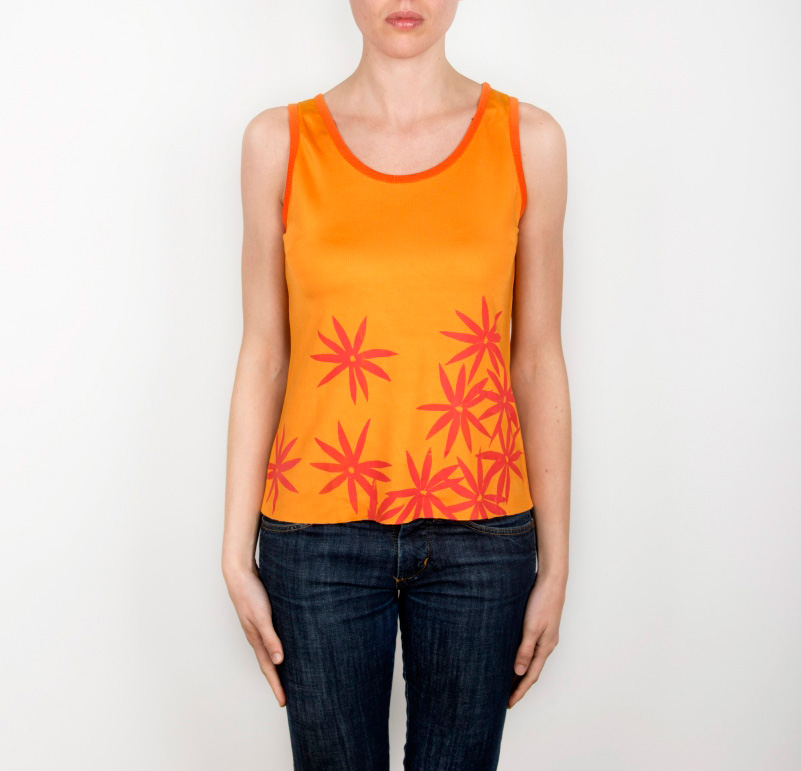 Maglietta arancione con fiori rossi stampati a mano