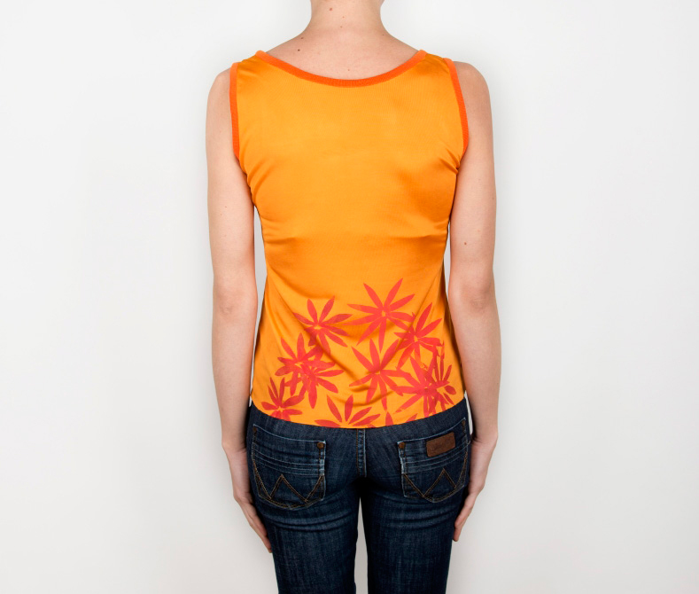 Maglietta arancione con fiori rossi stampati a mano - immagine 3