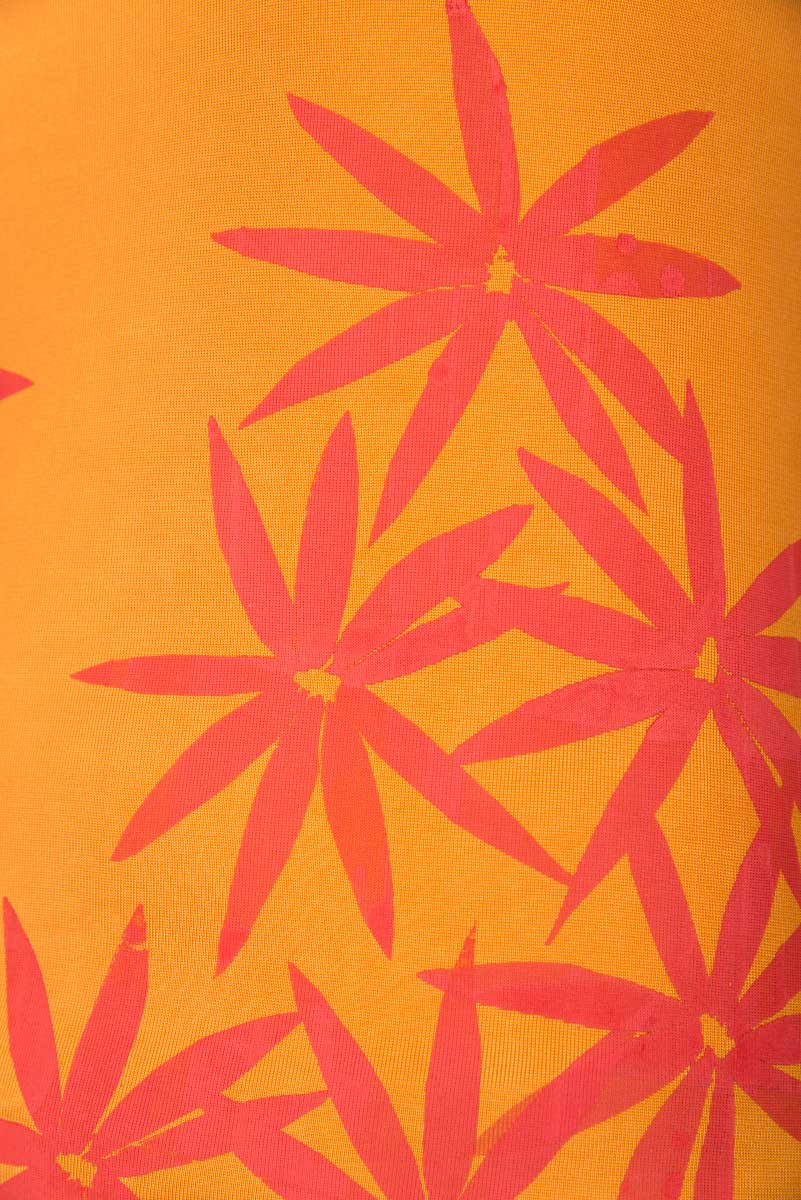 Maglietta arancione con fiori rossi stampati a mano - immagine 4