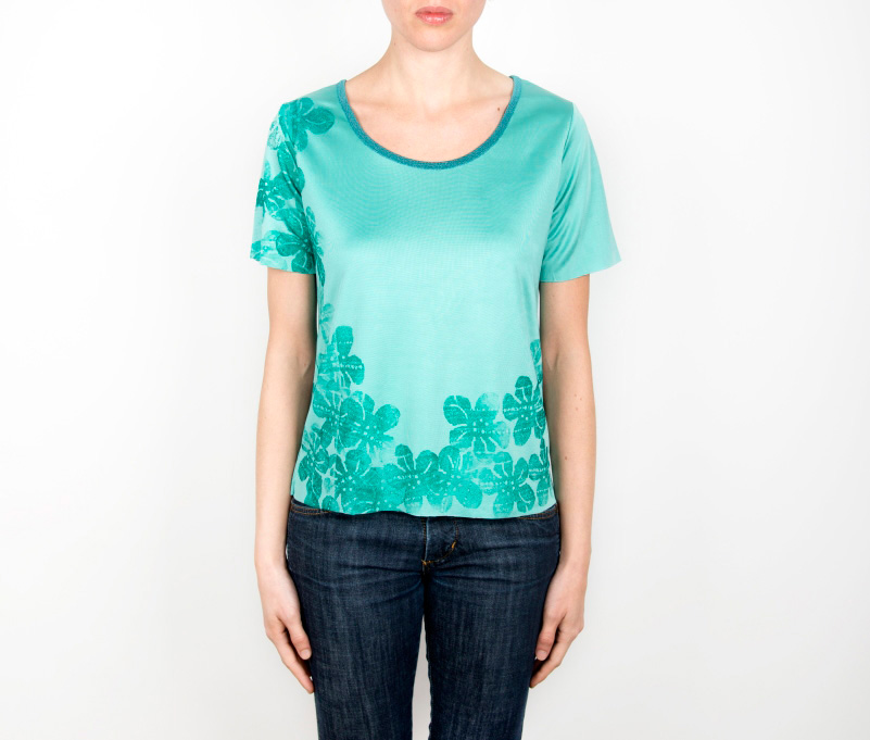 T Shirt verde con fiori stampati a mano
