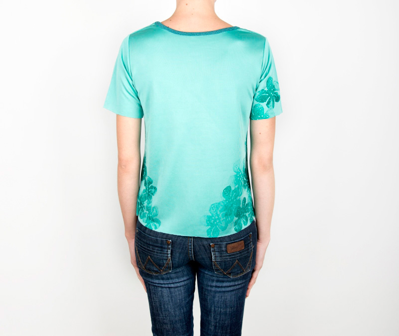 T Shirt verde con fiori stampati a mano - immagine 3