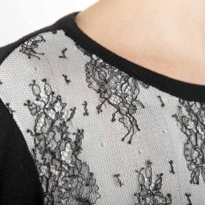 Maglia nera in jersey e pizzo