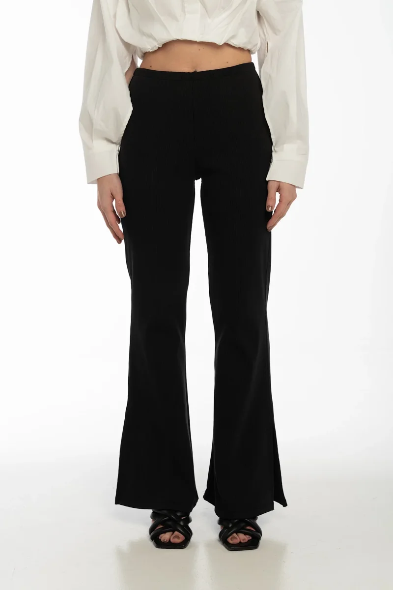 Pantalone nero a costine con spacco alla caviglia - immagine 2