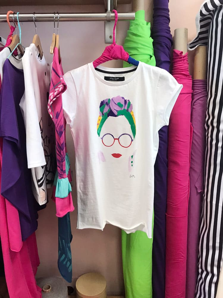 Maglia personalizzabile dipinta a mano moda etica occhiali e fascia Claudia - immagine 5