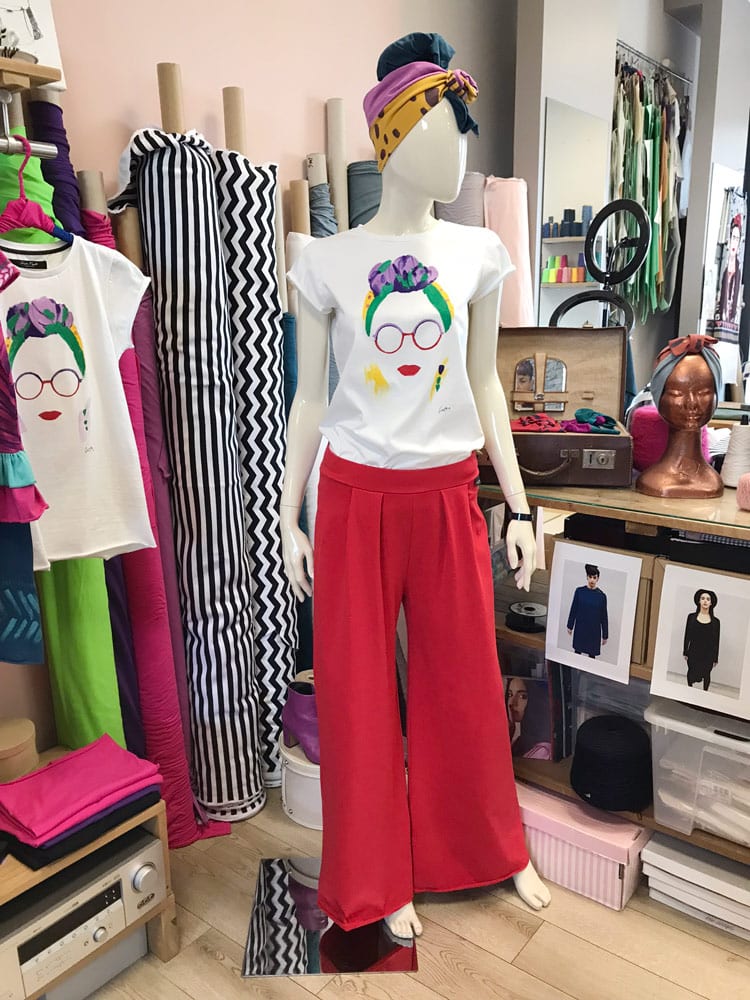 Maglia personalizzabile dipinta a mano moda etica occhiali e fascia Claudia - immagine 3