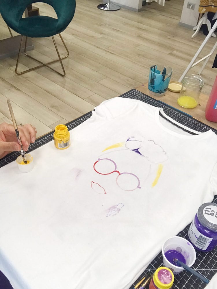 Maglia personalizzabile dipinta a mano moda etica occhiali e fascia Claudia - immagine 7