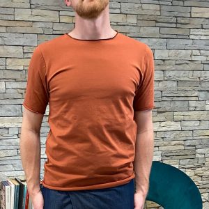 Maglie artigianali uomo, personalizzabili, terra di siena bruciata