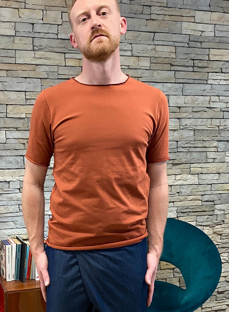 Maglie artigianali uomo, personalizzabili, terra di siena bruciata