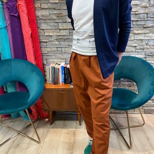 Outfit uomo artigianale personalizzabile, giacca pezzo unico e sostenibile, pantalone con pieghe e maglia girocollo