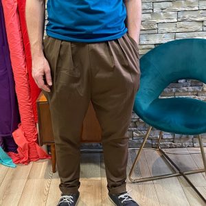 Pantaloni uomo sostenibili con pieghe, personalizzabili, testa di moro