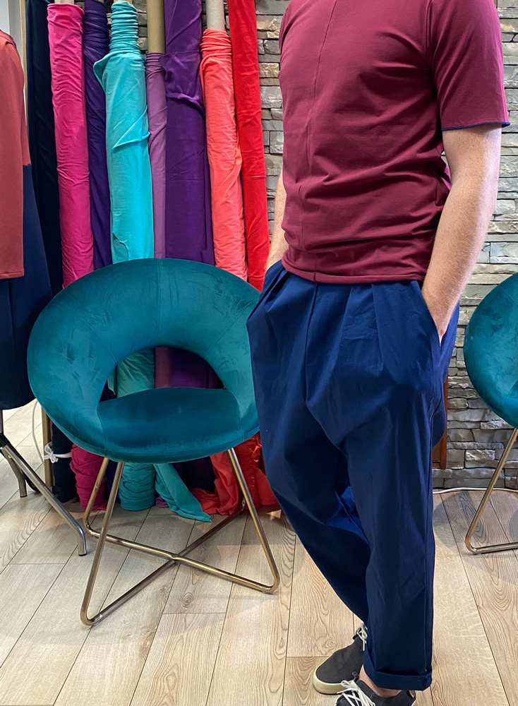 Pantaloni uomo sostenibili con pieghe, personalizzabili, bluette